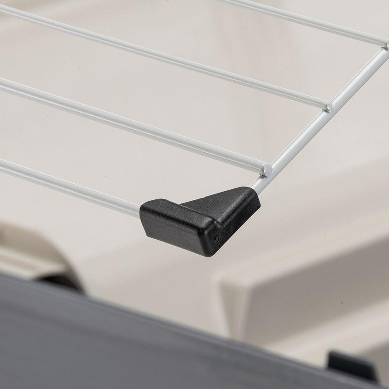 Easy-clean pet enclosure