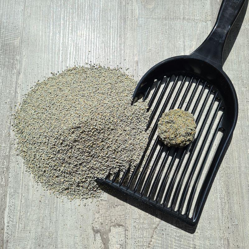 Scented clumping litter