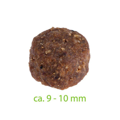 Complete poultry cat food